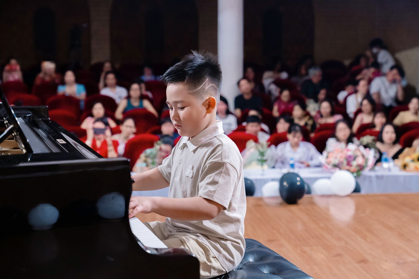 Học viên nhỏ biểu diễn trên sân khấu