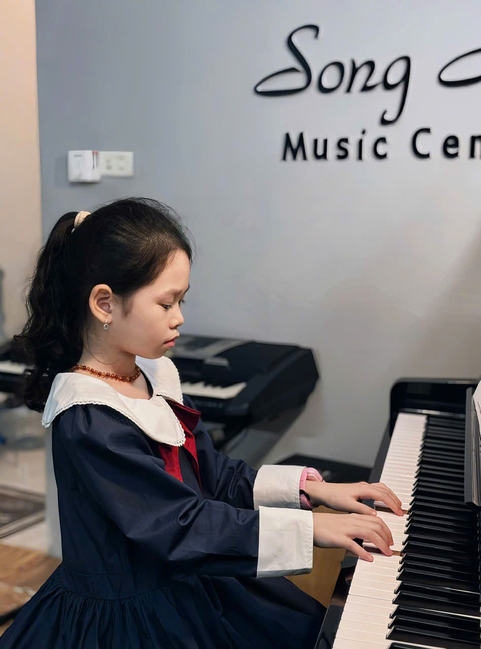 Bé tập Piano tại Song Anh