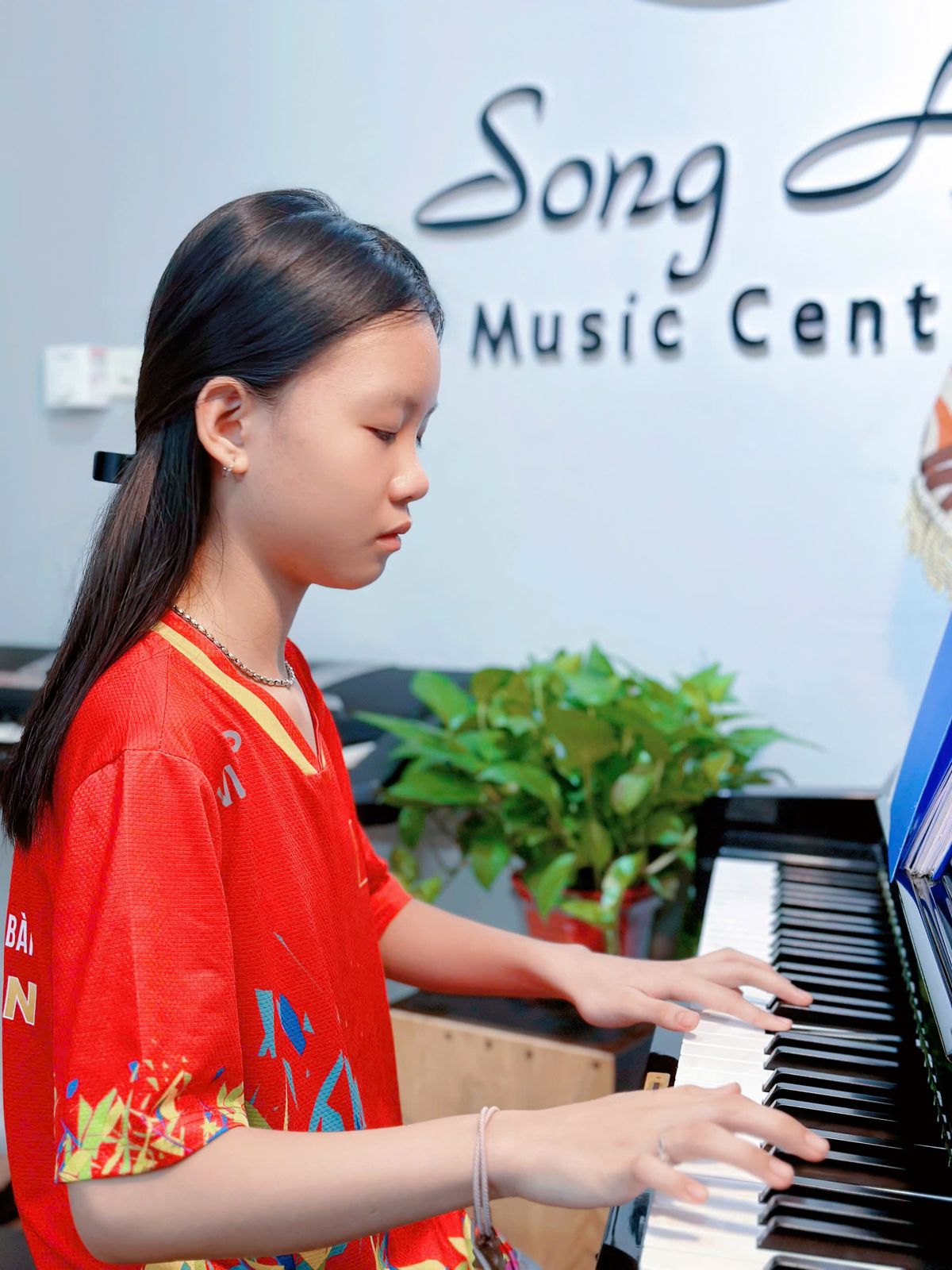 Cô giáo hướng dẫn bé tập Piano tại Song Anh