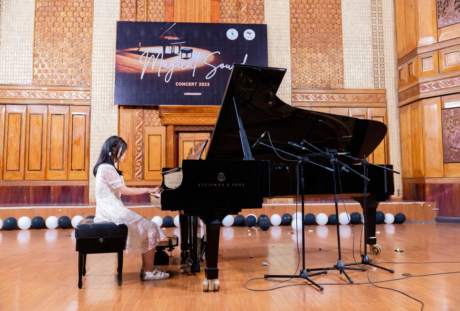 Học viên Song Anh biểu diễn đàn tại Magical Sound 2023